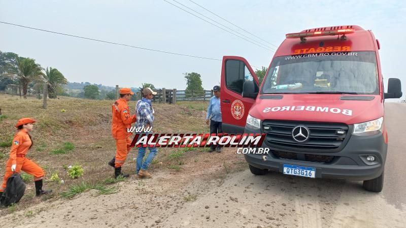 Caminhão carregado com areia tombou na RO 383 nesta manhã em Rolim de Moura Caminhão carregado com areia tombou na RO 383 nesta manhã em Rolim de Moura