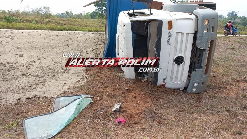 Caminhão carregado com areia tombou na RO 383 nesta manhã em Rolim de Moura Caminhão carregado com areia tombou na RO 383 nesta manhã em Rolim de Moura