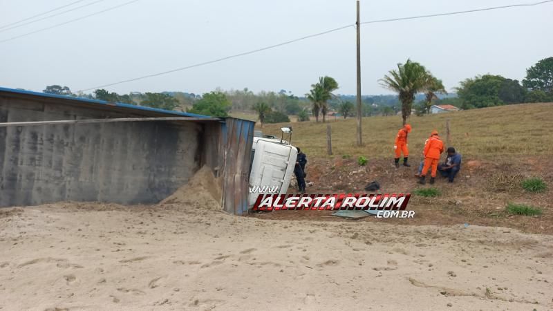 Caminhão carregado com areia tombou na RO 383 nesta manhã em Rolim de Moura Caminhão carregado com areia tombou na RO 383 nesta manhã em Rolim de Moura