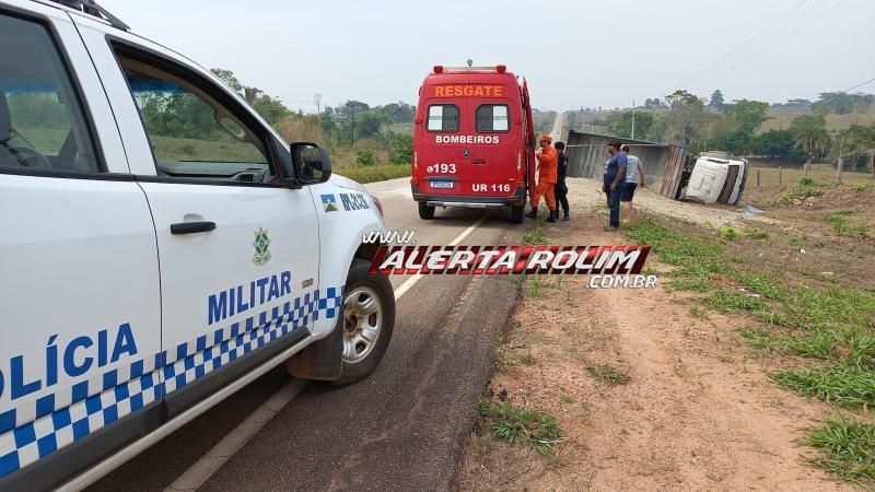 Caminhão carregado com areia tombou na RO 383 nesta manhã em Rolim de Moura Caminhão carregado com areia tombou na RO 383 nesta manhã em Rolim de Moura