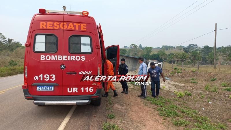 Caminhão carregado com areia tombou na RO 383 nesta manhã em Rolim de Moura Caminhão carregado com areia tombou na RO 383 nesta manhã em Rolim de Moura
