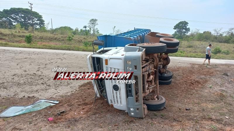 Caminhão carregado com areia tombou na RO 383 nesta manhã em Rolim de Moura Caminhão carregado com areia tombou na RO 383 nesta manhã em Rolim de Moura