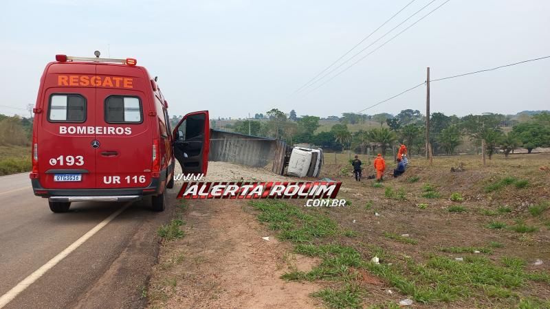 Caminhão carregado com areia tombou na RO 383 nesta manhã em Rolim de Moura Caminhão carregado com areia tombou na RO 383 nesta manhã em Rolim de Moura