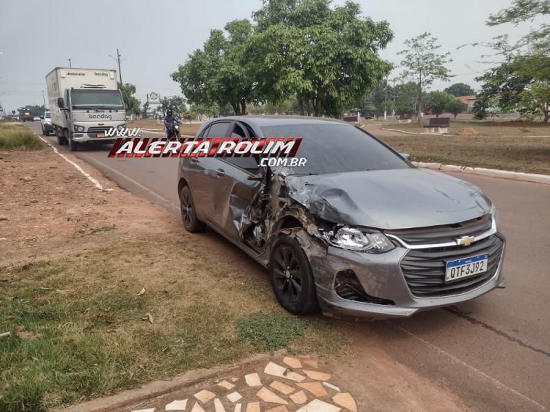Carro ficou parcialmente destruído ao atingir caminhão em Rolim de Moura Carro ficou parcialmente destruído ao atingir caminhão em Rolim de Moura