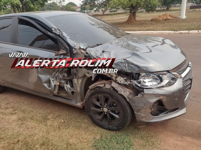 Carro ficou parcialmente destruído ao atingir caminhão em Rolim de Moura Carro ficou parcialmente destruído ao atingir caminhão em Rolim de Moura
