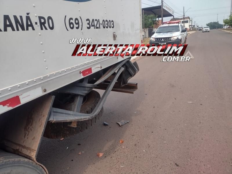 Carro ficou parcialmente destruído ao atingir caminhão em Rolim de Moura Carro ficou parcialmente destruído ao atingir caminhão em Rolim de Moura