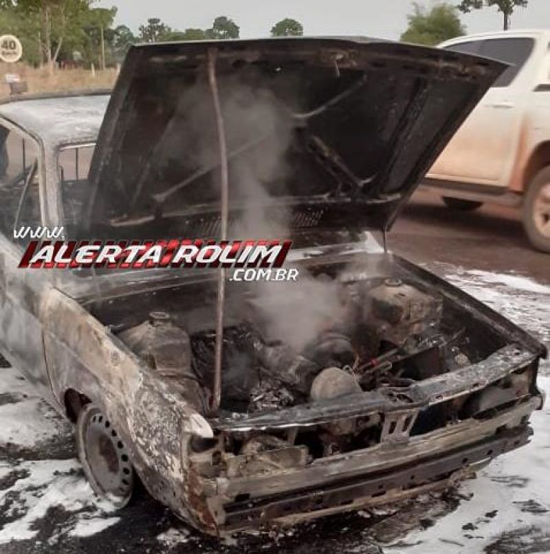 Carro foi destruído por incêndio enquanto motorista trafegava pela Capa Zero Carro foi destruído por incêndio enquanto motorista trafegava pela Capa Zero