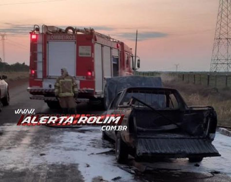 Carro foi destruído por incêndio enquanto motorista trafegava pela Capa Zero Carro foi destruído por incêndio enquanto motorista trafegava pela Capa Zero