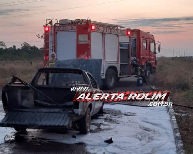 Carro foi destruído por incêndio enquanto motorista trafegava pela Capa Zero Carro foi destruído por incêndio enquanto motorista trafegava pela Capa Zero