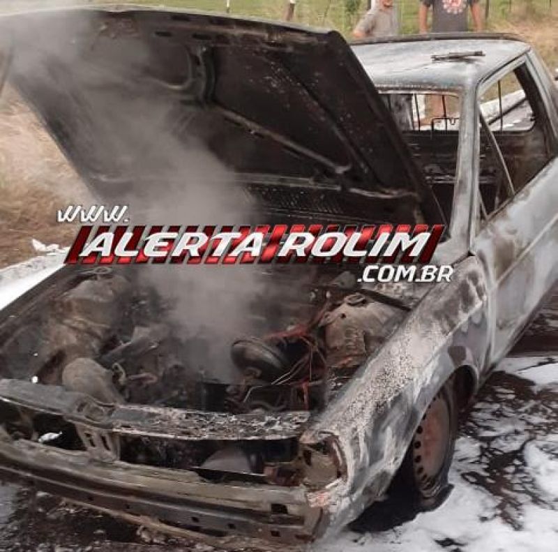 Carro foi destruído por incêndio enquanto motorista trafegava pela Capa Zero Carro foi destruído por incêndio enquanto motorista trafegava pela Capa Zero