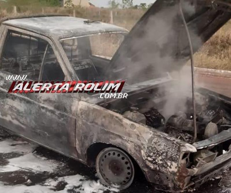 Carro foi destruído por incêndio enquanto motorista trafegava pela Capa Zero Carro foi destruído por incêndio enquanto motorista trafegava pela Capa Zero