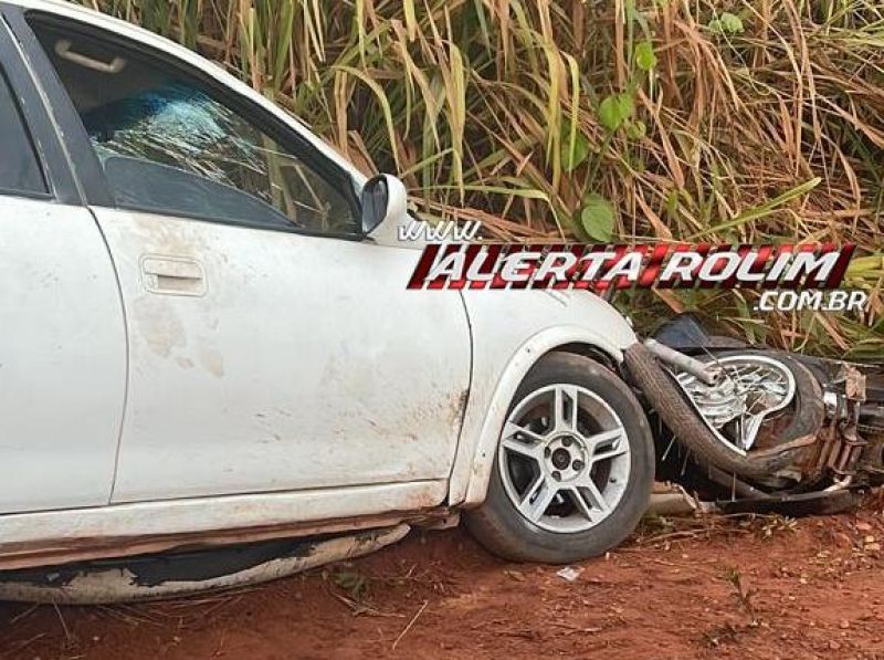 Colisão frontal entre carro e moto na linha 180 deixou três pessoas feridas em Rolim de Moura 