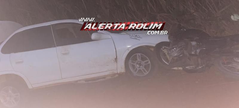 Colisão frontal entre carro e moto na linha 180 deixou três pessoas feridas em Rolim de Moura Colisão frontal entre carro e moto na linha 180 deixou três pessoas feridas em Rolim de Moura