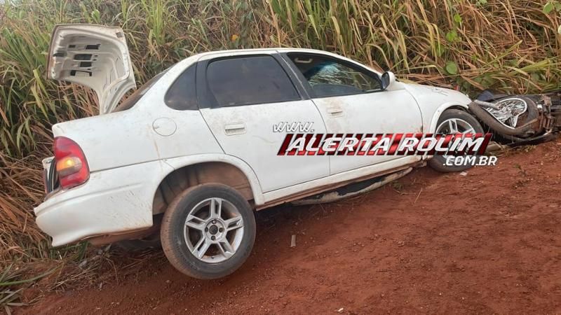 Colisão frontal entre carro e moto na linha 180 deixou três pessoas feridas em Rolim de Moura Colisão frontal entre carro e moto na linha 180 deixou três pessoas feridas em Rolim de Moura