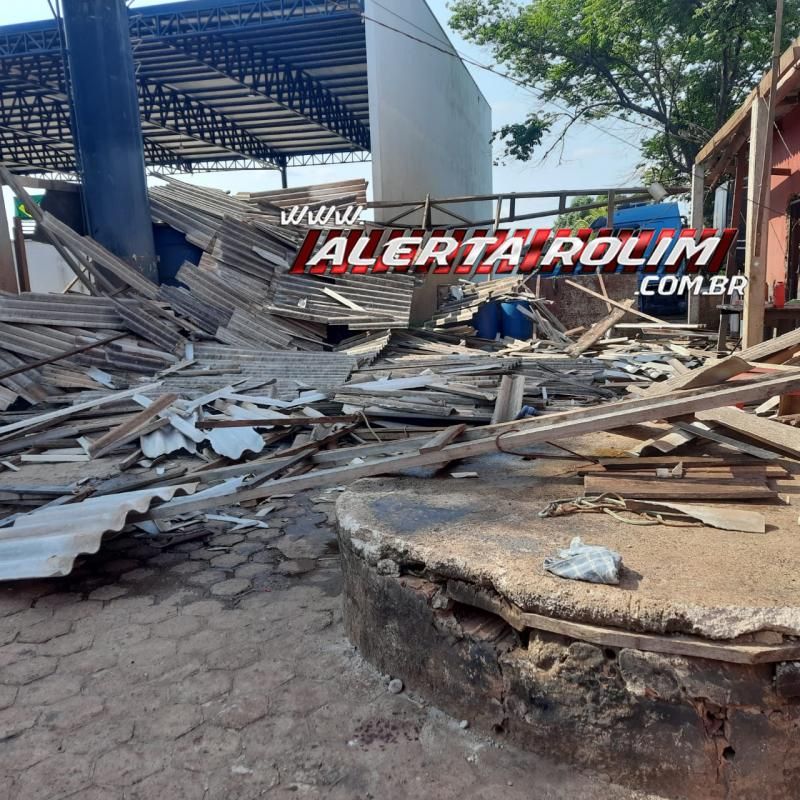 Estrutura de lavador de carros do bairro Cidade Alta desabou e deixou uma pessoa ferida nesta tarde em Rolim de Moura Estrutura de lavador de carros do bairro Cidade Alta desabou e deixou uma pessoa ferida nesta tarde em Rolim de Moura