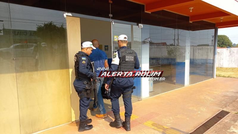 Homem, acusado de crime de roubo, com Mandado de Prisão de Ouro Preto foi preso pela equipe da PTRAN da PM em Rolim de Moura; Vídeo Homem, acusado de crime de roubo, com Mandado de Prisão de Ouro Preto foi preso pela equipe da PTRAN da PM em Rolim de Moura; Vídeo