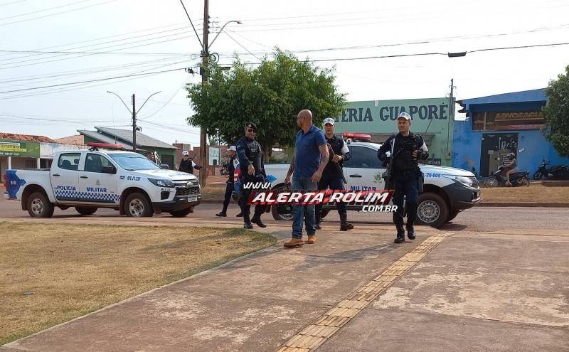 Homem, acusado de crime de roubo, com Mandado de Prisão de Ouro Preto foi preso pela equipe da PTRAN da PM em Rolim de Moura; Vídeo Homem, acusado de crime de roubo, com Mandado de Prisão de Ouro Preto foi preso pela equipe da PTRAN da PM em Rolim de Moura; Vídeo