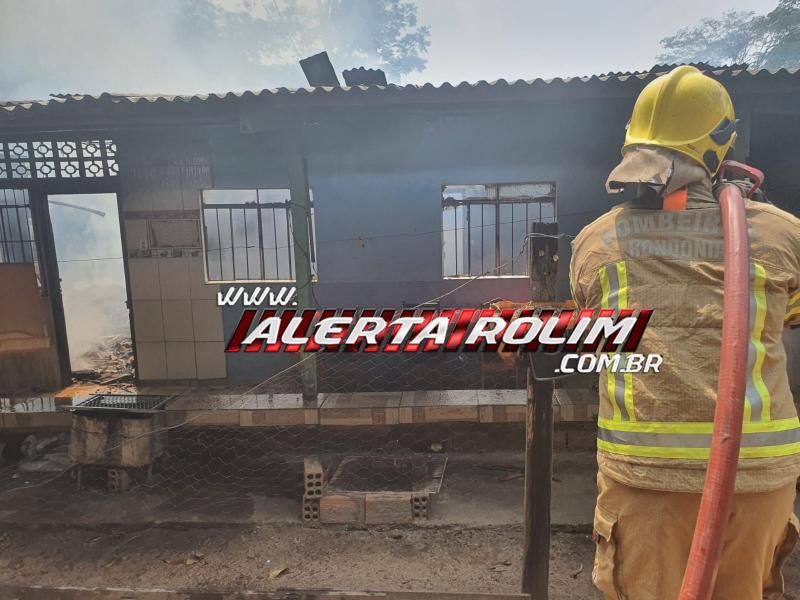 Incêndio destruiu residência em chácara de Santa Luzia do Oeste - Vídeo Incêndio destruiu residência em chácara de Santa Luzia do Oeste - Vídeo
