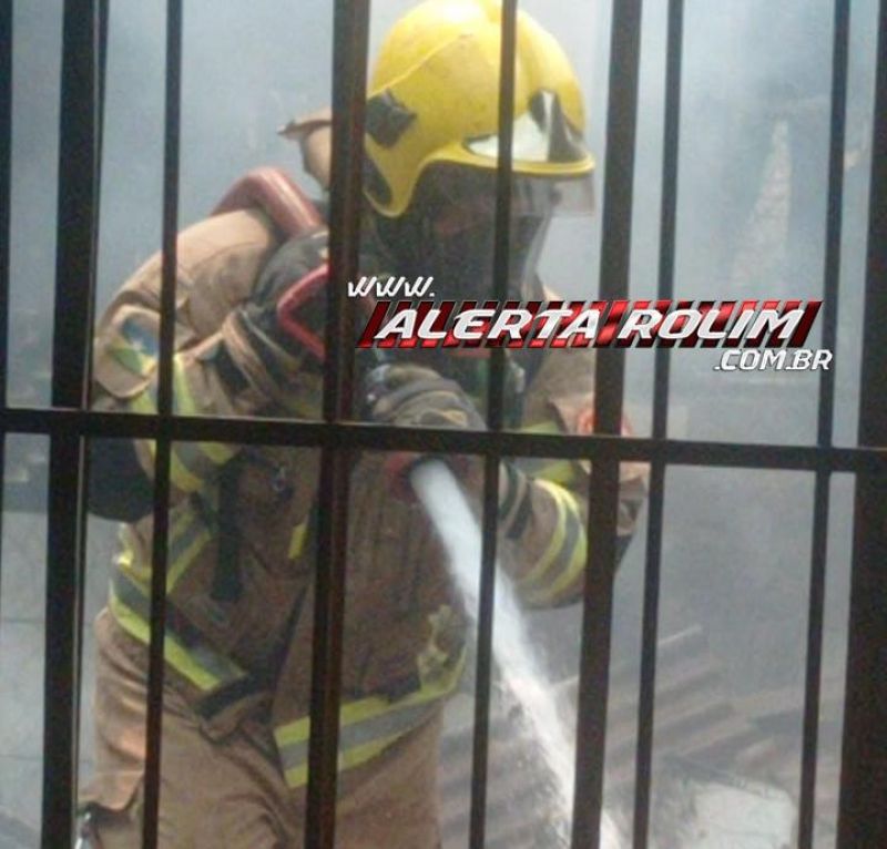 Incêndio destruiu residência em chácara de Santa Luzia do Oeste - Vídeo Incêndio destruiu residência em chácara de Santa Luzia do Oeste - Vídeo