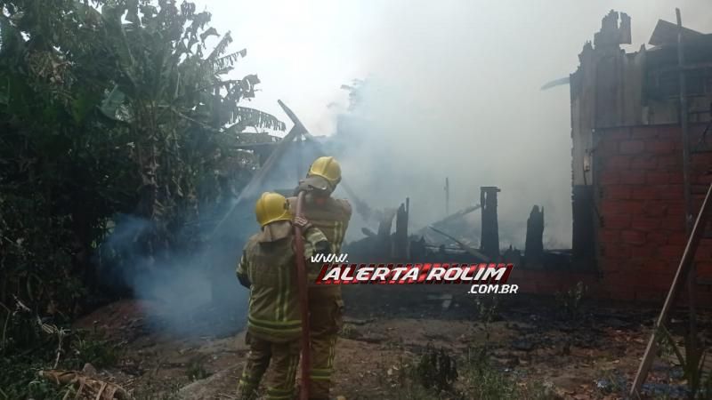 Incêndio destruiu residência em chácara de Santa Luzia do Oeste - Vídeo Incêndio destruiu residência em chácara de Santa Luzia do Oeste - Vídeo