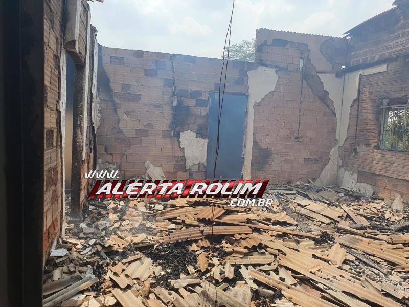 Incêndio destruiu residência em chácara de Santa Luzia do Oeste - Vídeo Incêndio destruiu residência em chácara de Santa Luzia do Oeste - Vídeo