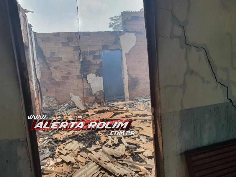 Incêndio destruiu residência em chácara de Santa Luzia do Oeste - Vídeo Incêndio destruiu residência em chácara de Santa Luzia do Oeste - Vídeo