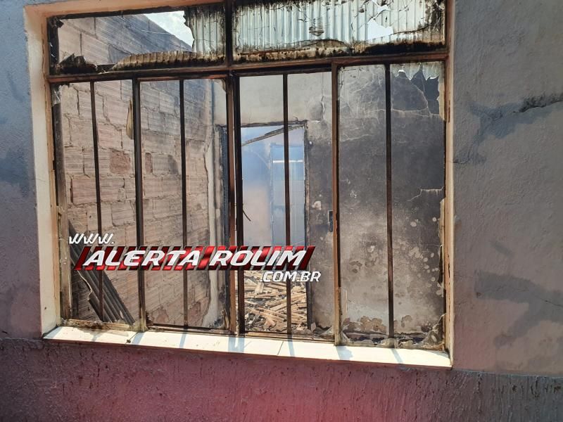 Incêndio destruiu residência em chácara de Santa Luzia do Oeste - Vídeo Incêndio destruiu residência em chácara de Santa Luzia do Oeste - Vídeo