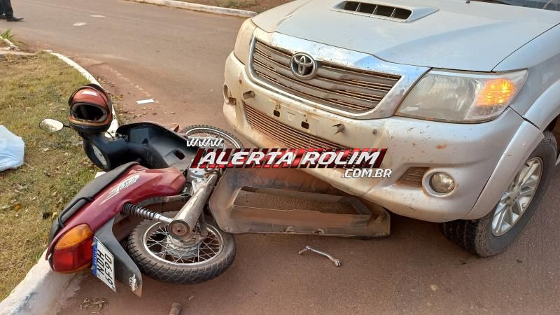 Motociclista fraturou braço após cruzar via e ser atingido por caminhonete nesta tarde em Rolim de Moura Motociclista fraturou braço após cruzar via e ser atingido por caminhonete nesta tarde em Rolim de Moura