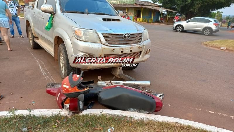 Motociclista fraturou braço após cruzar via e ser atingido por caminhonete nesta tarde em Rolim de Moura Motociclista fraturou braço após cruzar via e ser atingido por caminhonete nesta tarde em Rolim de Moura
