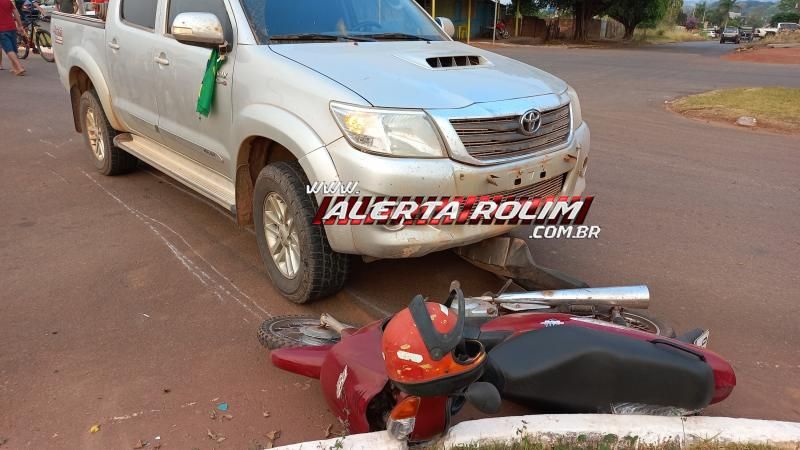 Motociclista fraturou braço após cruzar via e ser atingido por caminhonete nesta tarde em Rolim de Moura Motociclista fraturou braço após cruzar via e ser atingido por caminhonete nesta tarde em Rolim de Moura