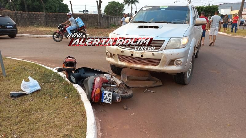 Motociclista fraturou braço após cruzar via e ser atingido por caminhonete nesta tarde em Rolim de Moura Motociclista fraturou braço após cruzar via e ser atingido por caminhonete nesta tarde em Rolim de Moura