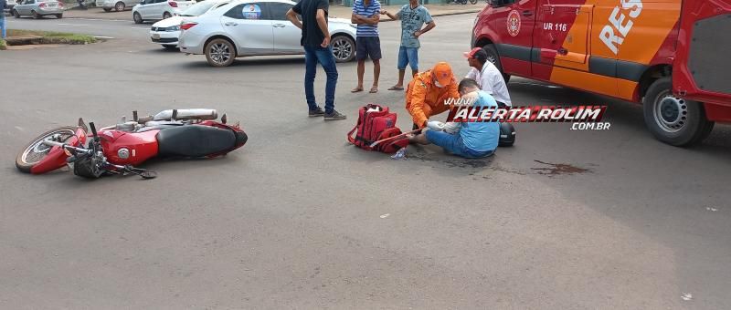 Motociclista fraturou braço após bater em carretinha de outra moto no Centro de Rolim de Moura Motociclista fraturou braço após bater em carretinha de outra moto no Centro de Rolim de Moura