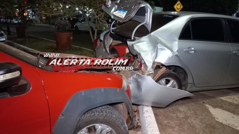 Motorista de Strada atingiu traseira de carro estacionado na noite de sexta-feira em Rolim de Moura Motorista de Strada atingiu traseira de carro estacionado na noite de sexta-feira em Rolim de Moura