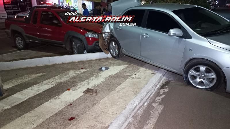 Motorista de Strada atingiu traseira de carro estacionado na noite de sexta-feira em Rolim de Moura Motorista de Strada atingiu traseira de carro estacionado na noite de sexta-feira em Rolim de Moura
