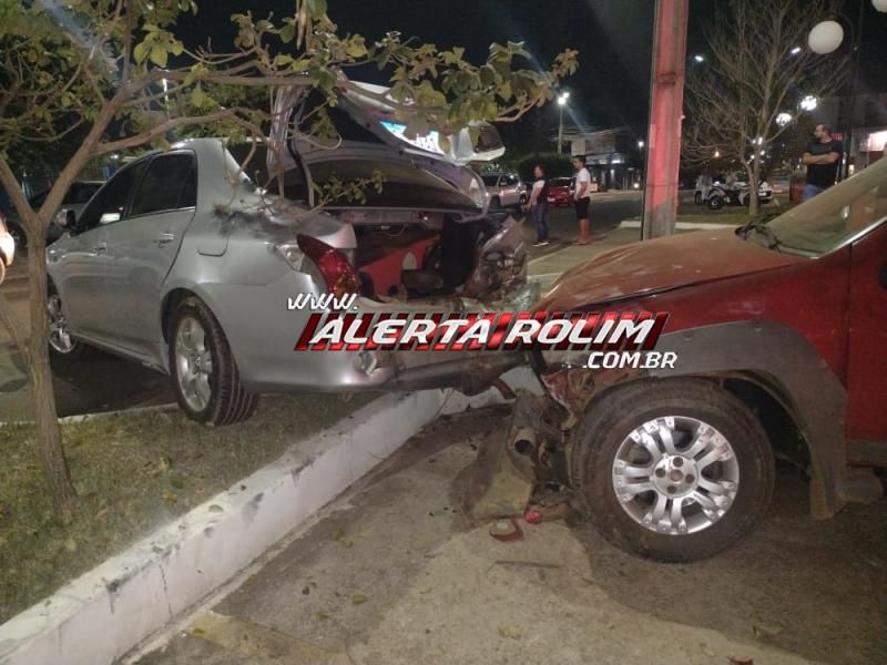 Motorista de Strada atingiu traseira de carro estacionado na noite de sexta-feira em Rolim de Moura Motorista de Strada atingiu traseira de carro estacionado na noite de sexta-feira em Rolim de Moura