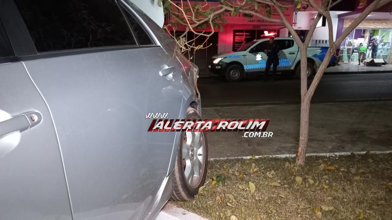 Motorista de Strada atingiu traseira de carro estacionado na noite de sexta-feira em Rolim de Moura Motorista de Strada atingiu traseira de carro estacionado na noite de sexta-feira em Rolim de Moura