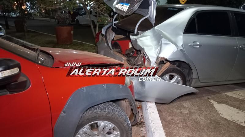 Motorista de Strada atingiu traseira de carro estacionado na noite de sexta-feira em Rolim de Moura Motorista de Strada atingiu traseira de carro estacionado na noite de sexta-feira em Rolim de Moura