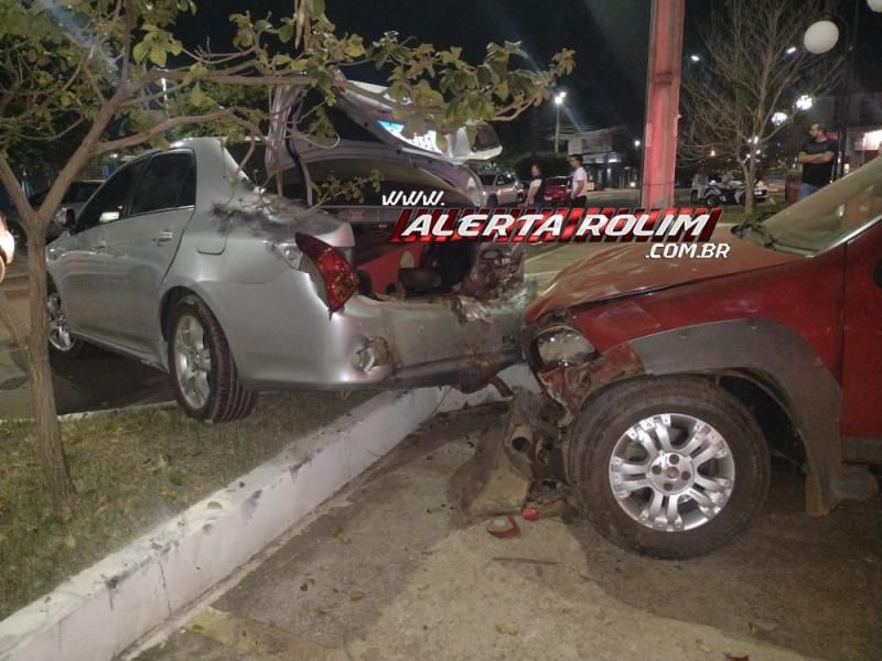 Motorista de Strada atingiu traseira de carro estacionado na noite de sexta-feira em Rolim de Moura Motorista de Strada atingiu traseira de carro estacionado na noite de sexta-feira em Rolim de Moura