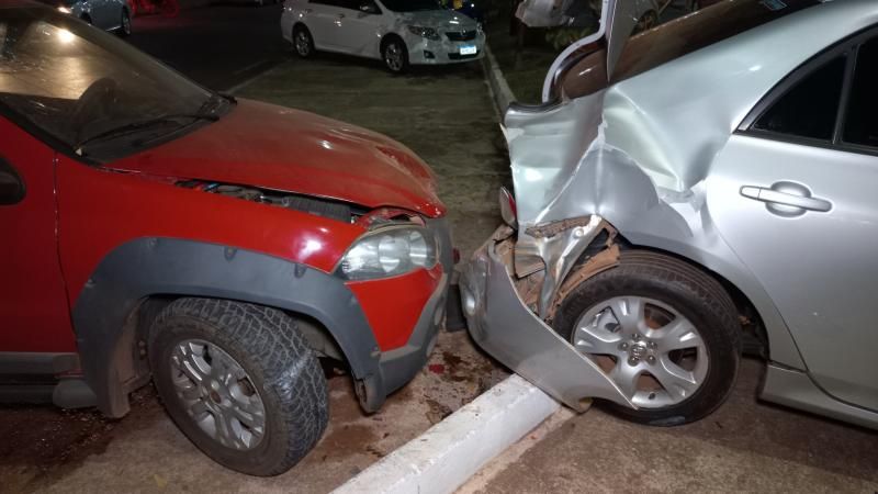 Motorista de Strada atingiu traseira de carro estacionado na noite de sexta-feira em Rolim de Moura Motorista de Strada atingiu traseira de carro estacionado na noite de sexta-feira em Rolim de Moura