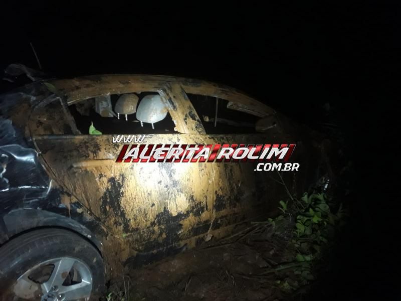 Motorista foi socorrido inconsciente após capotar veículo próximo de represa na RO 010 em Rolim de Moura Motorista foi socorrido inconsciente após capotar veículo próximo de represa na RO 010 em Rolim de Moura
