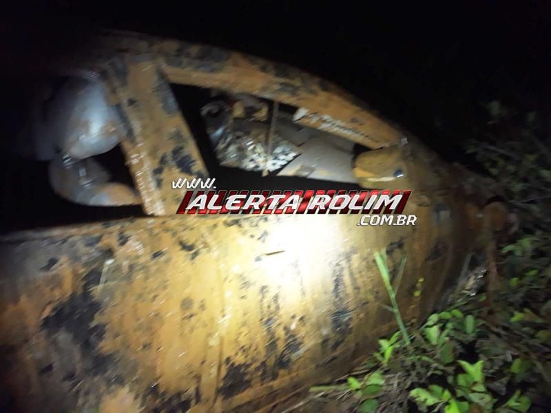 Motorista foi socorrido inconsciente após capotar veículo próximo de represa na RO 010 em Rolim de Moura Motorista foi socorrido inconsciente após capotar veículo próximo de represa na RO 010 em Rolim de Moura
