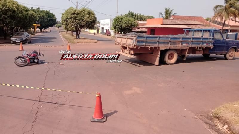 Mulher fraturou a perna após ter moto atingida por caminhonete nesta manhã em Rolim de Moura Mulher fraturou a perna após ter moto atingida por caminhonete nesta manhã em Rolim de Moura
