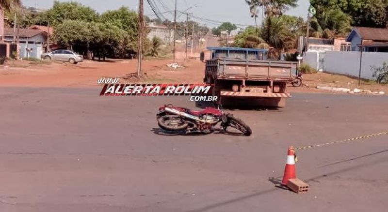 Mulher fraturou a perna após ter moto atingida por caminhonete nesta manhã em Rolim de Moura Mulher fraturou a perna após ter moto atingida por caminhonete nesta manhã em Rolim de Moura