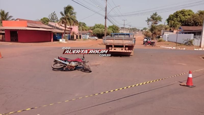 Mulher fraturou a perna após ter moto atingida por caminhonete nesta manhã em Rolim de Moura Mulher fraturou a perna após ter moto atingida por caminhonete nesta manhã em Rolim de Moura