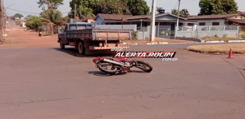 Mulher fraturou a perna após ter moto atingida por caminhonete nesta manhã em Rolim de Moura Mulher fraturou a perna após ter moto atingida por caminhonete nesta manhã em Rolim de Moura