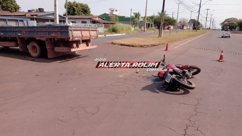 Mulher fraturou a perna após ter moto atingida por caminhonete nesta manhã em Rolim de Moura Mulher fraturou a perna após ter moto atingida por caminhonete nesta manhã em Rolim de Moura