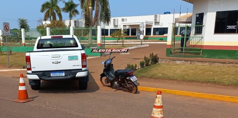 No terceiro acidente de trânsito do dia, motociclista bateu na caminhonete do DETRAN em Rolim de Moura No terceiro acidente de trânsito do dia, motociclista bateu na caminhonete do DETRAN em Rolim de Moura