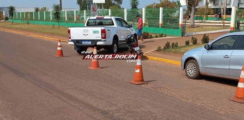 No terceiro acidente de trânsito do dia, motociclista bateu na caminhonete do DETRAN em Rolim de Moura No terceiro acidente de trânsito do dia, motociclista bateu na caminhonete do DETRAN em Rolim de Moura