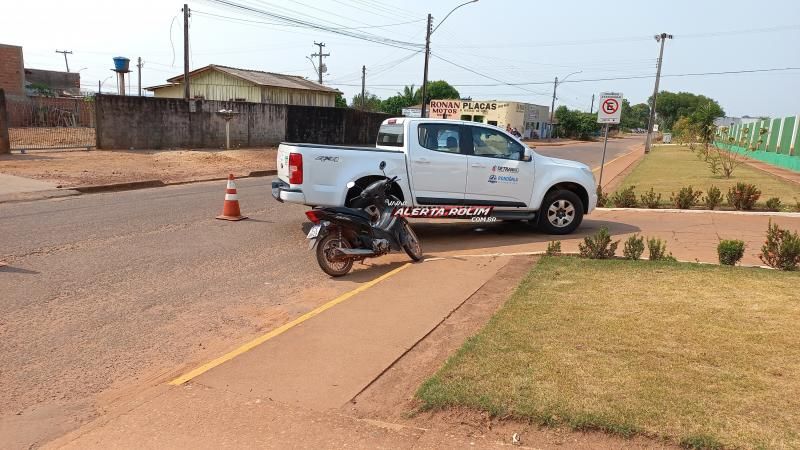 No terceiro acidente de trânsito do dia, motociclista bateu na caminhonete do DETRAN em Rolim de Moura No terceiro acidente de trânsito do dia, motociclista bateu na caminhonete do DETRAN em Rolim de Moura