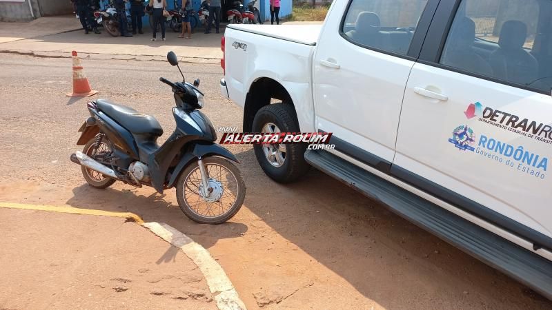 No terceiro acidente de trânsito do dia, motociclista bateu na caminhonete do DETRAN em Rolim de Moura No terceiro acidente de trânsito do dia, motociclista bateu na caminhonete do DETRAN em Rolim de Moura
